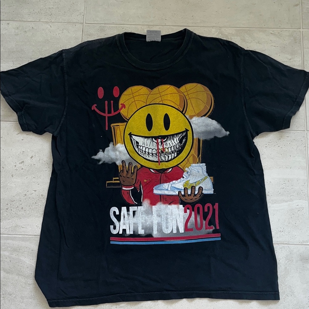 Giovanni‘s comfort colors Black Graphic T-Shirt with Smiley Face Design